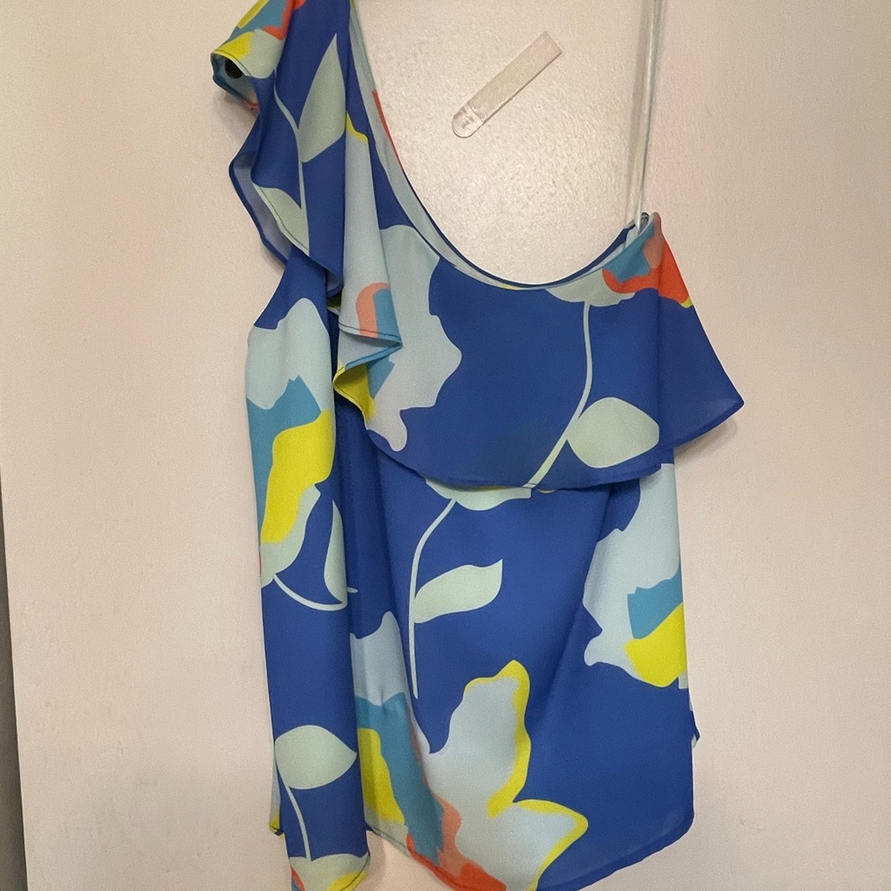 One shoulder, beautiful patterned top!